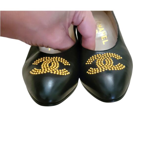 Chanel Vintage Black Leather Gold CC Beaded Pumps Heels 36.5 / US 6 - Picture 9 of 10